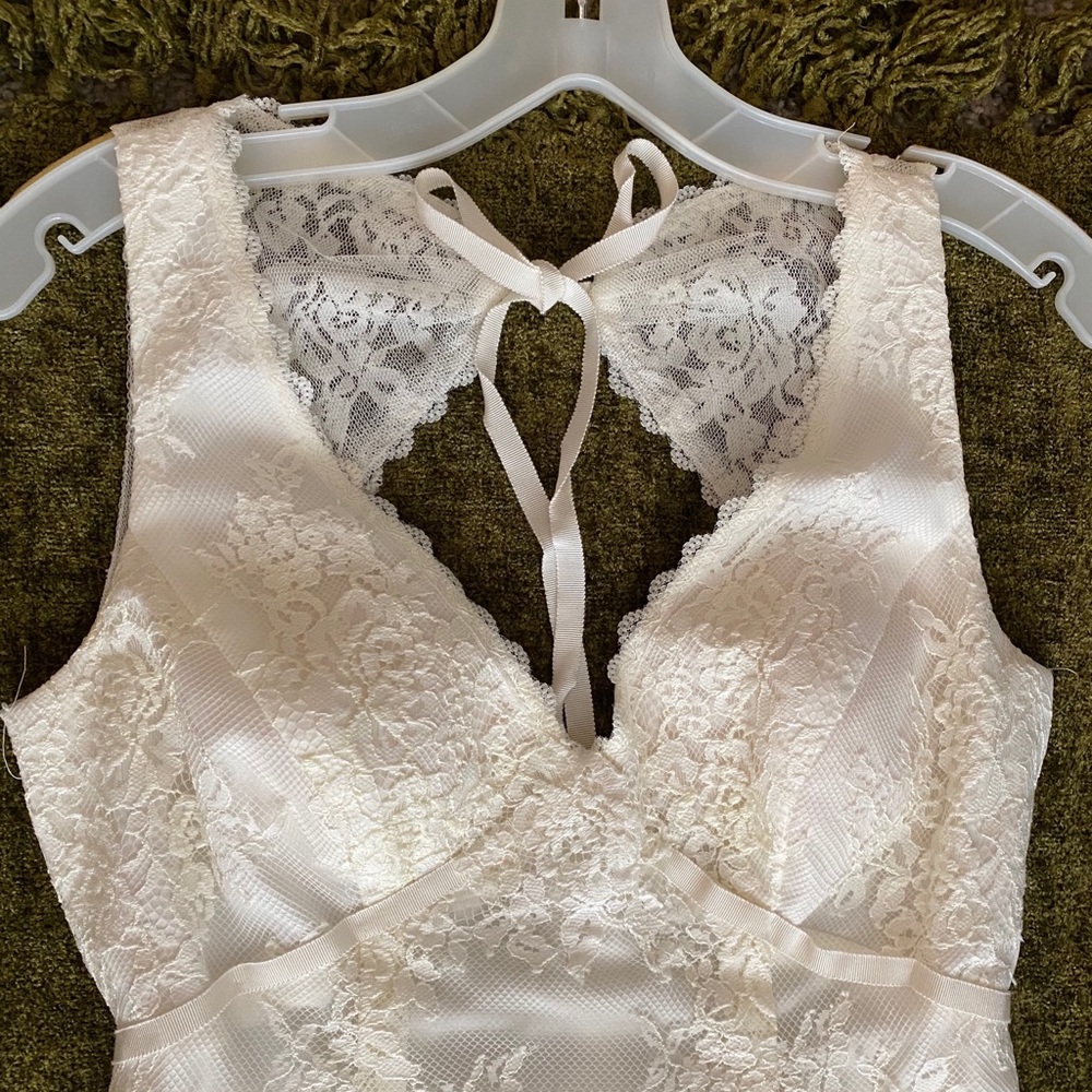 Flower Lace V-Neck Tank Sheath Wedding Dress